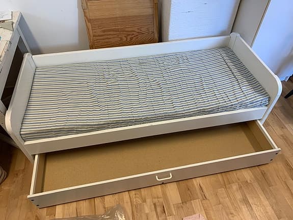 Kaptenssäng: Barn/Ungdomssäng med stor utdragbar låda