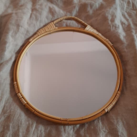 Fin rund spegel med ram i rotting ca 30 cm