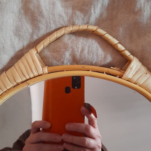 Fin rund spegel med ram i rotting ca 30 cm