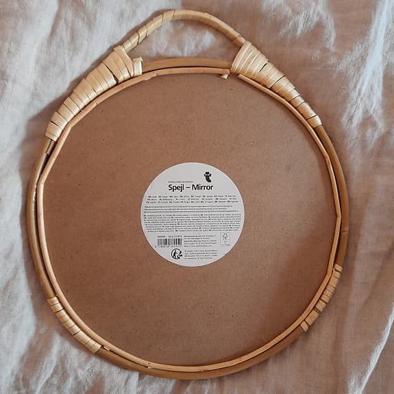 Fin rund spegel med ram i rotting ca 30 cm