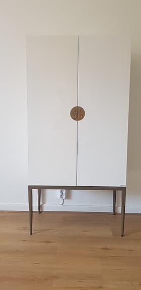 Skåp på ben vitt