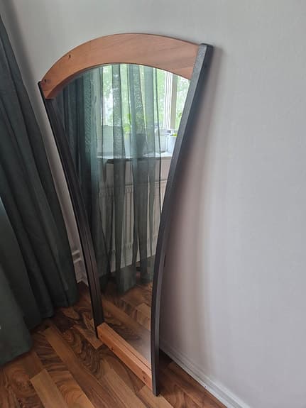 Spegel i furu och metall