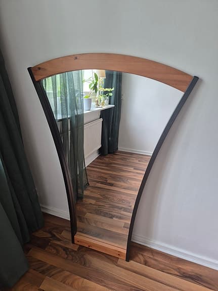 Spegel i furu och metall