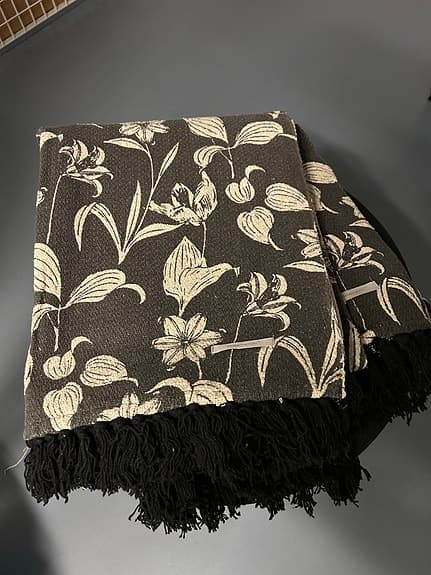 2 st Bloomingville pläd med blommigt mönster svart med fransar