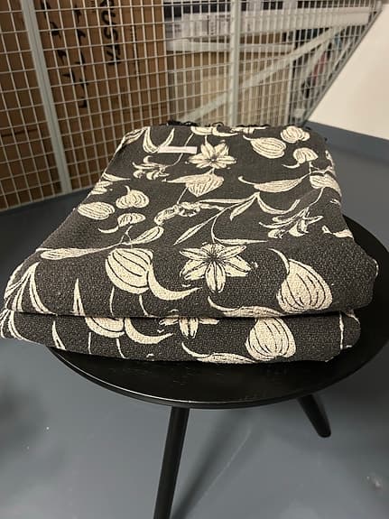 2 st Bloomingville pläd med blommigt mönster svart med fransar