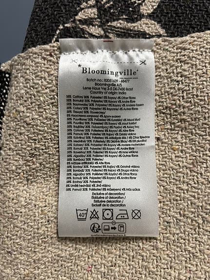 2 st Bloomingville pläd med blommigt mönster svart med fransar