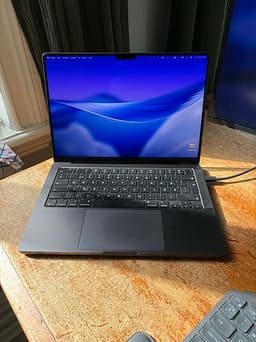 MacBook Pro 14” med M4 Pro-chip och 24GB RAM.