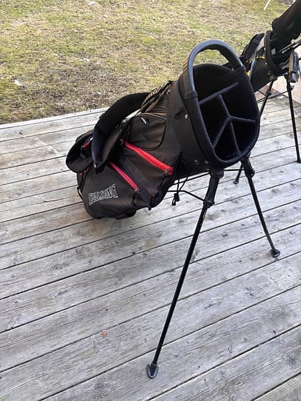 Golfset med bärbag och klubbor svart/röd