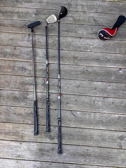 Golfset med bärbag och klubbor svart/röd