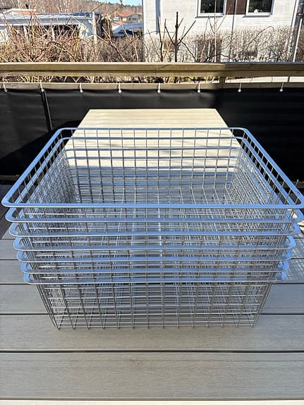 7st Elfa nätkorgar 42x52x18,5cm + 16 skenor 55cm – metallic silver
