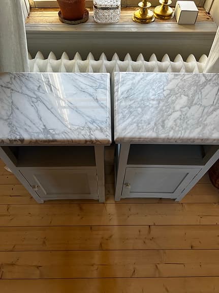 Ett par äldre sängbord med marmorskiva