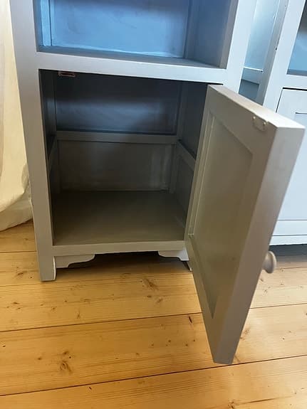 Ett par äldre sängbord med marmorskiva
