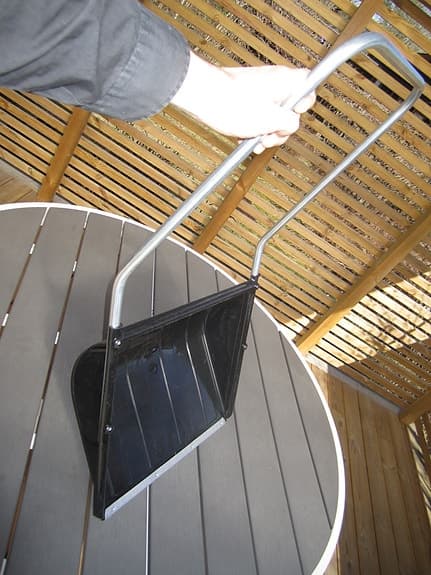 Snösläde svart med metallhandtag