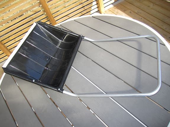 Snösläde svart med metallhandtag