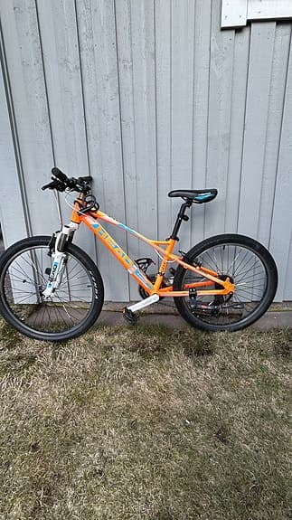 En 24” Mountain bike med 21 växlar och en Bmx 16”