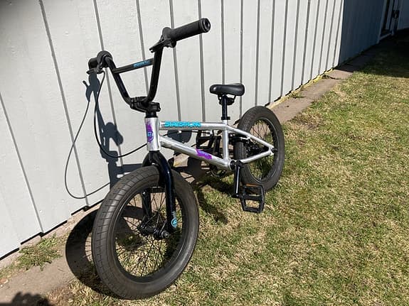 En 24” Mountain bike med 21 växlar och en Bmx 16”