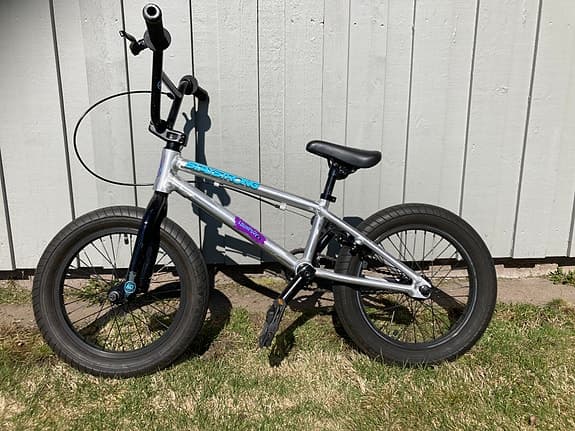 En 24” Mountain bike med 21 växlar och en Bmx 16”