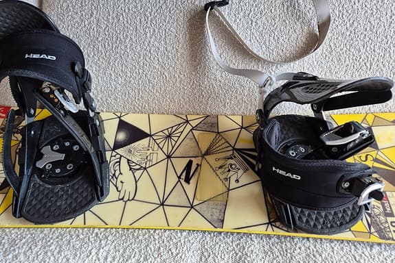 Head snowboard med bindningar och boots svart/gul