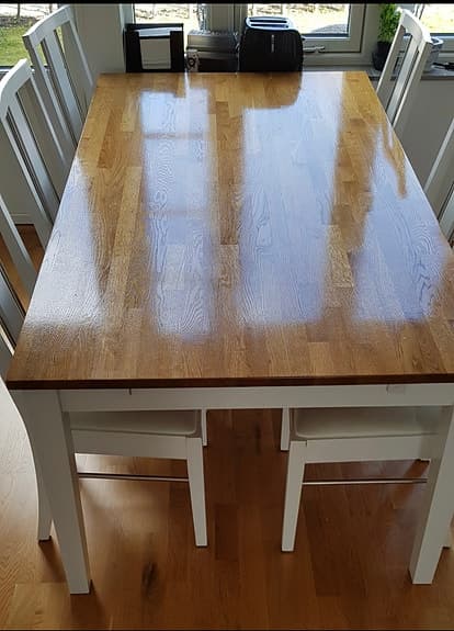 Matgrupp bord och stolar trä vit