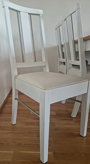 Matgrupp bord och stolar trä vit
