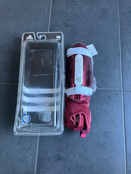 Adidas benskydd med strumpa röd, strl L