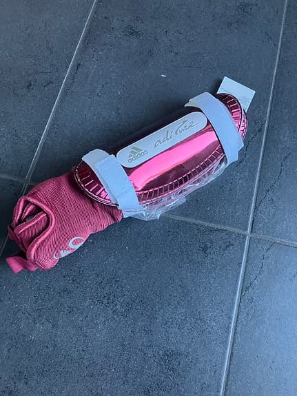 Adidas benskydd med strumpa röd, strl L