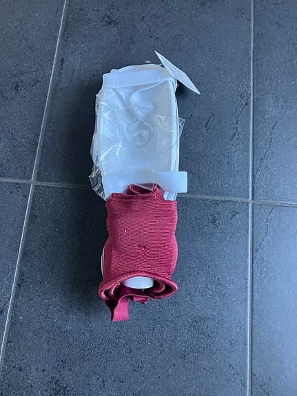 Adidas benskydd med strumpa röd, strl L