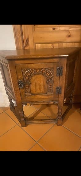 SKÅP Gotisk stil, 1900-talets andra hälft. Ek