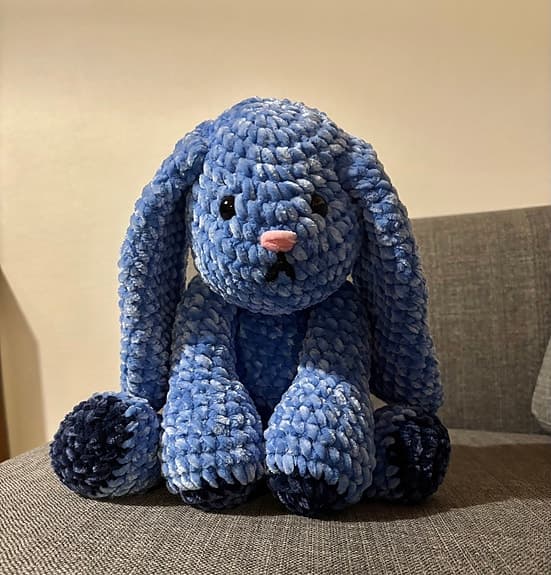 Virkad mjukiskanin i blått garn