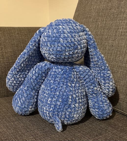 Virkad mjukiskanin i blått garn