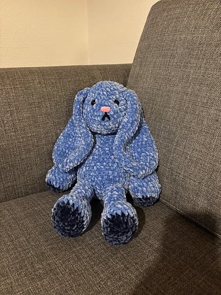Virkad mjukiskanin i blått garn