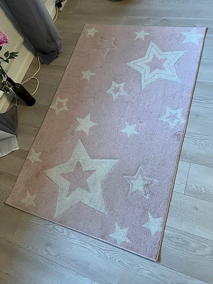 Rosa matta och lampa barnrum