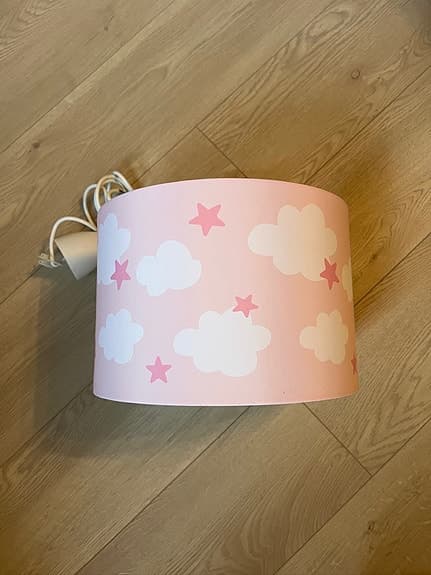Rosa matta och lampa barnrum