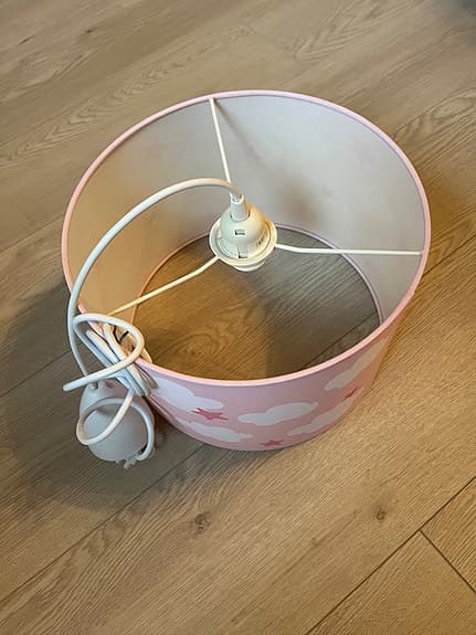 Rosa matta och lampa barnrum