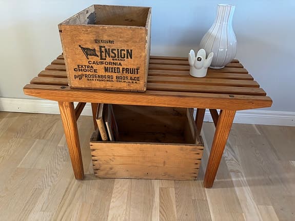 Bänk i furu, två retro förvarings lådor i trä
