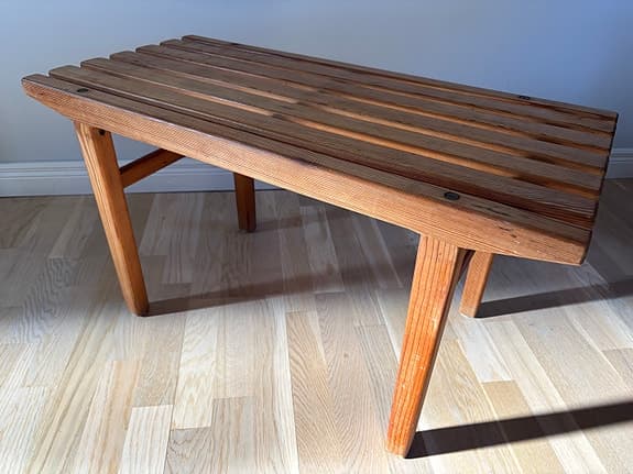 Bänk i furu, två retro förvarings lådor i trä