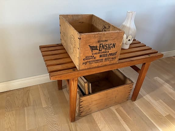 Bänk i furu, två retro förvarings lådor i trä