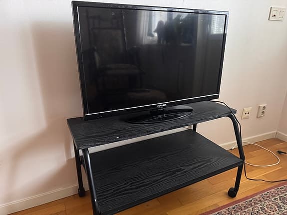 Finlux LED TV 32" med TV-bänk