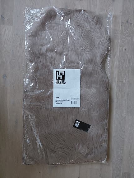 Matta i fårskinnsimitation  - OANVÄND