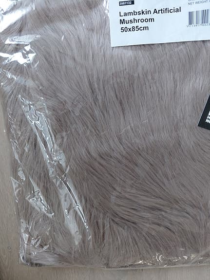 Matta i fårskinnsimitation  - OANVÄND