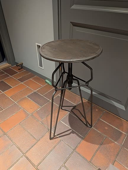 Pall metall justerbar höjd grå