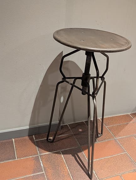 Pall metall justerbar höjd grå