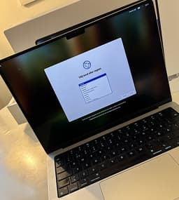MacBook Pro 14” M1 Pro (2021) – 16 GB RAM – Mycket fint skick