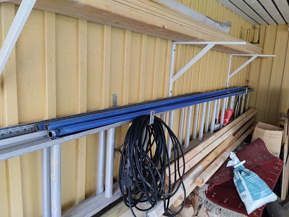Avdragningsbräda och rör för läggning av marksten/plattor