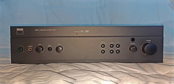 NAD 317 integrerad förstärkare svart