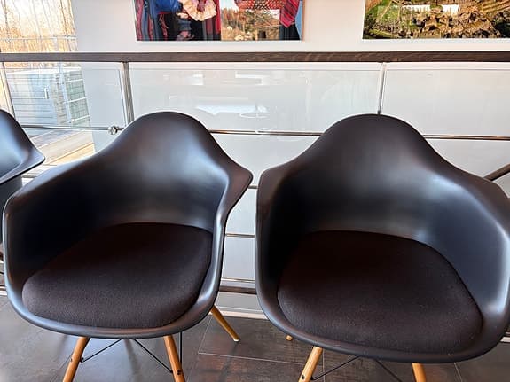 4 st Vitra Eames Plastic Armchair DAW med stoppad sits. Lönnben