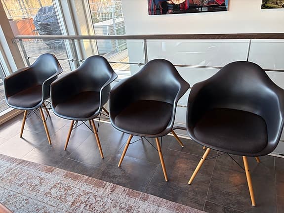 4 st Vitra Eames Plastic Armchair DAW med stoppad sits. Lönnben