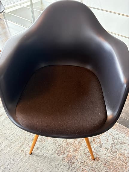 4 st Vitra Eames Plastic Armchair DAW med stoppad sits. Lönnben