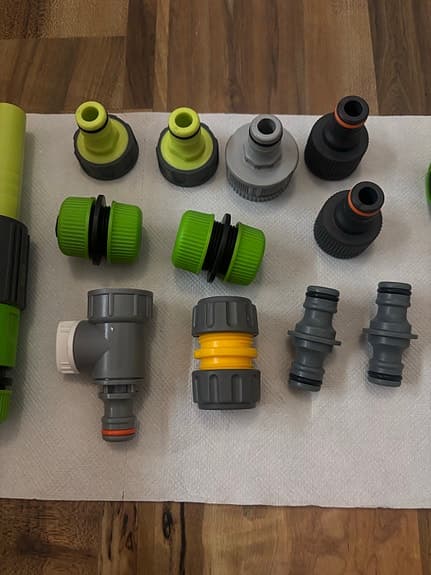 Okänt märke slangkopplingar och munstycken trädgård plast grön grå