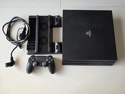 Sony Playstation 4 PRO 1 TB, stativ med fläktar och spel